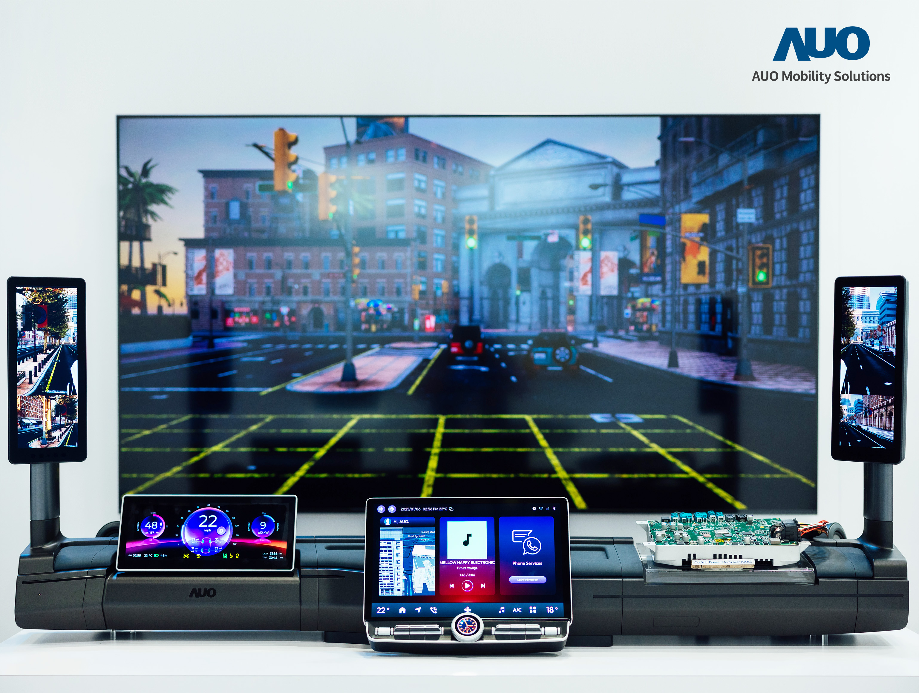 aoa体育智慧行动推出智慧座舱域控平台，支持CDC、分区架构并整合AI运算模块，提供智能体感与座舱互动功能，驱动个人化座舱功能全面升级。