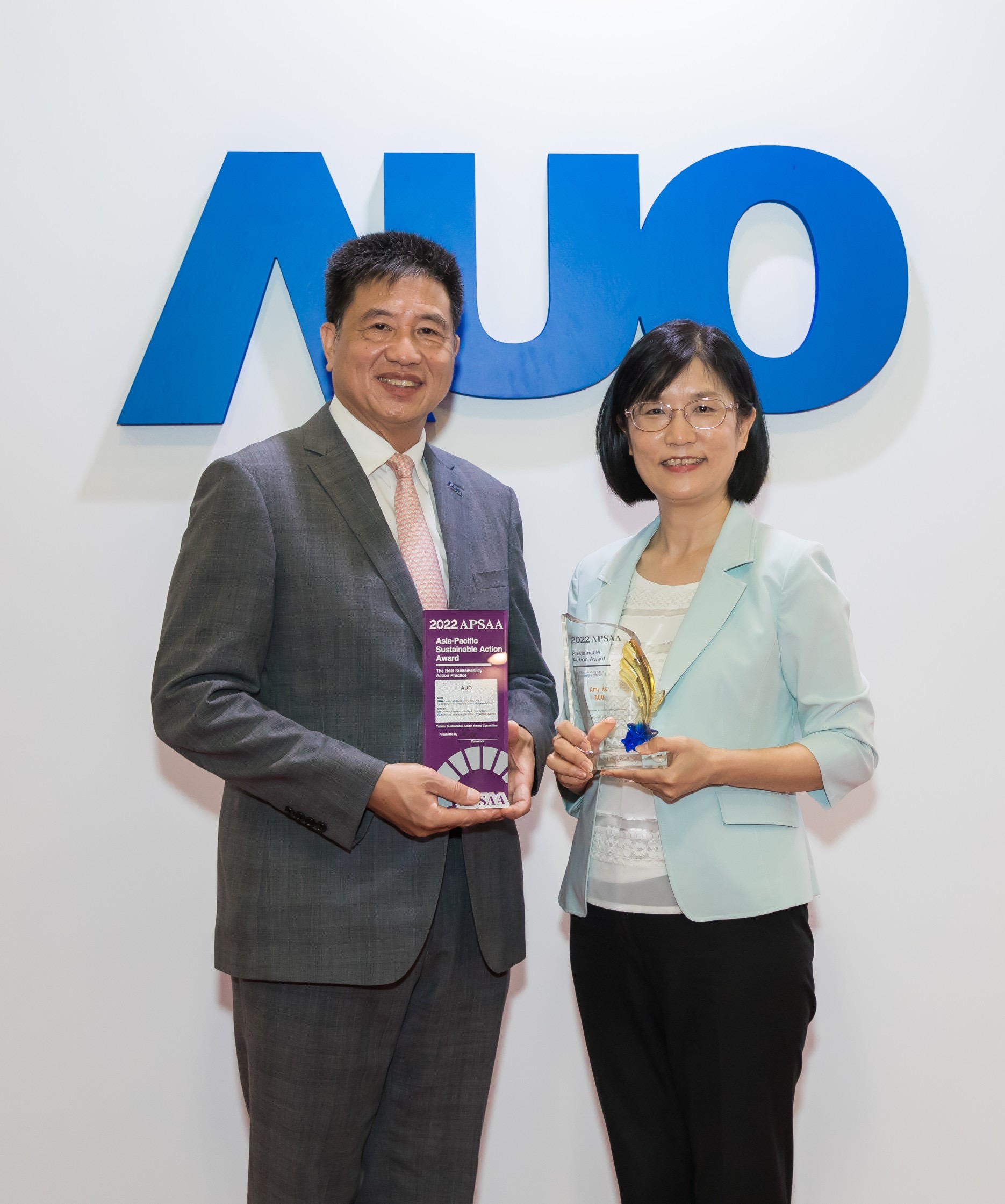 aoa体育长期垫筑永续远景的基石，透过ESG暨气候委员会逐步实践永续策略蓝图。其中，aoa体育永续长古秀华带领团队、制定中长期目标，缔造多面向亮眼表现，获得「顶尖永续长奖」的个人奖殊荣（左：aoa体育董事长暨执行长彭双浪，右：aoa体育永续长古秀华）
