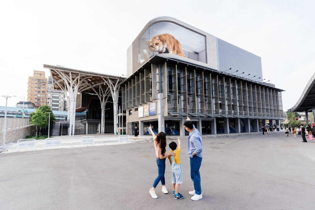 友達打造全台最大戶外裸視3D LED弧形螢幕，將超立體的軟萌胖橘貓動畫活躍於頂樓外牆