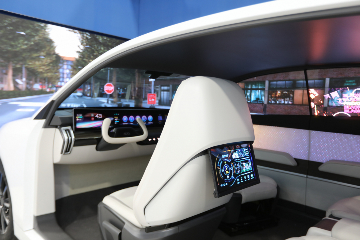 aoa体育的「可卷式后座娱乐显示器」加强后座乘客的感官体验，并保有个性化设计，可依使用偏好进行动态调整。