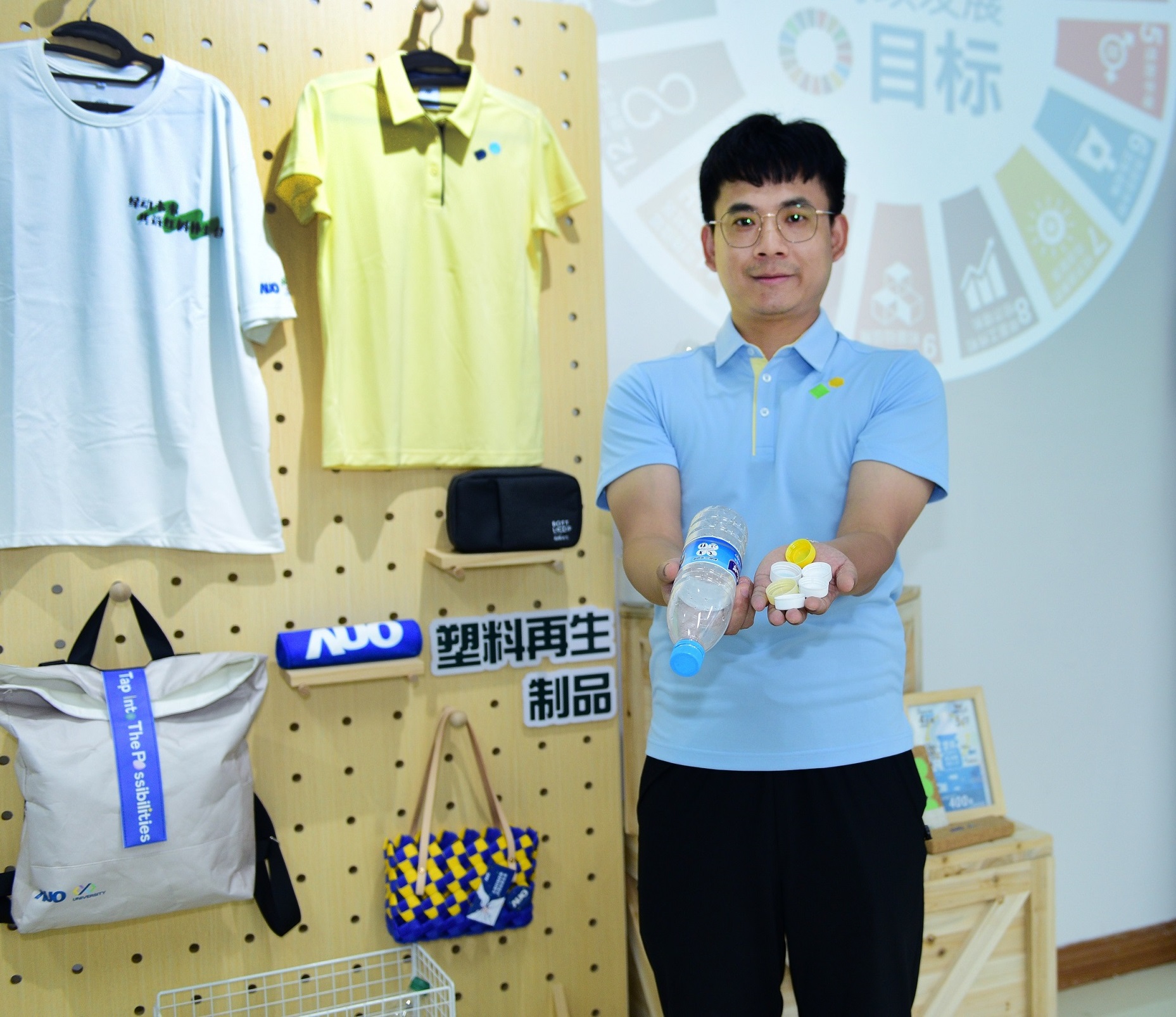 「2024智慧aoa体育展」永续发展馆中，展示aoa体育厦门驱动永续发展之成果，包含将厂内废弃物再制为实用物品，将永续发展理念深植于员工生活日常实践