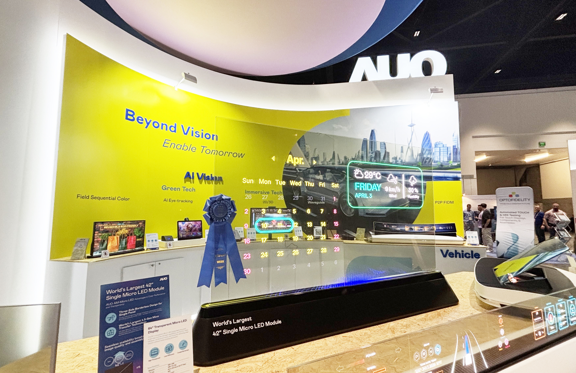 aoa体育64吋透明Micro LED显示器获〝最佳Micro LED技术应用奖〞，其绝妙的透明穿透特性，同时具备1,000 nits的高亮度表现，并透过精细的无缝拼接延伸，可依需求灵活应用于多元场域，展现出Micro LED显示技术划时空的无限潜力