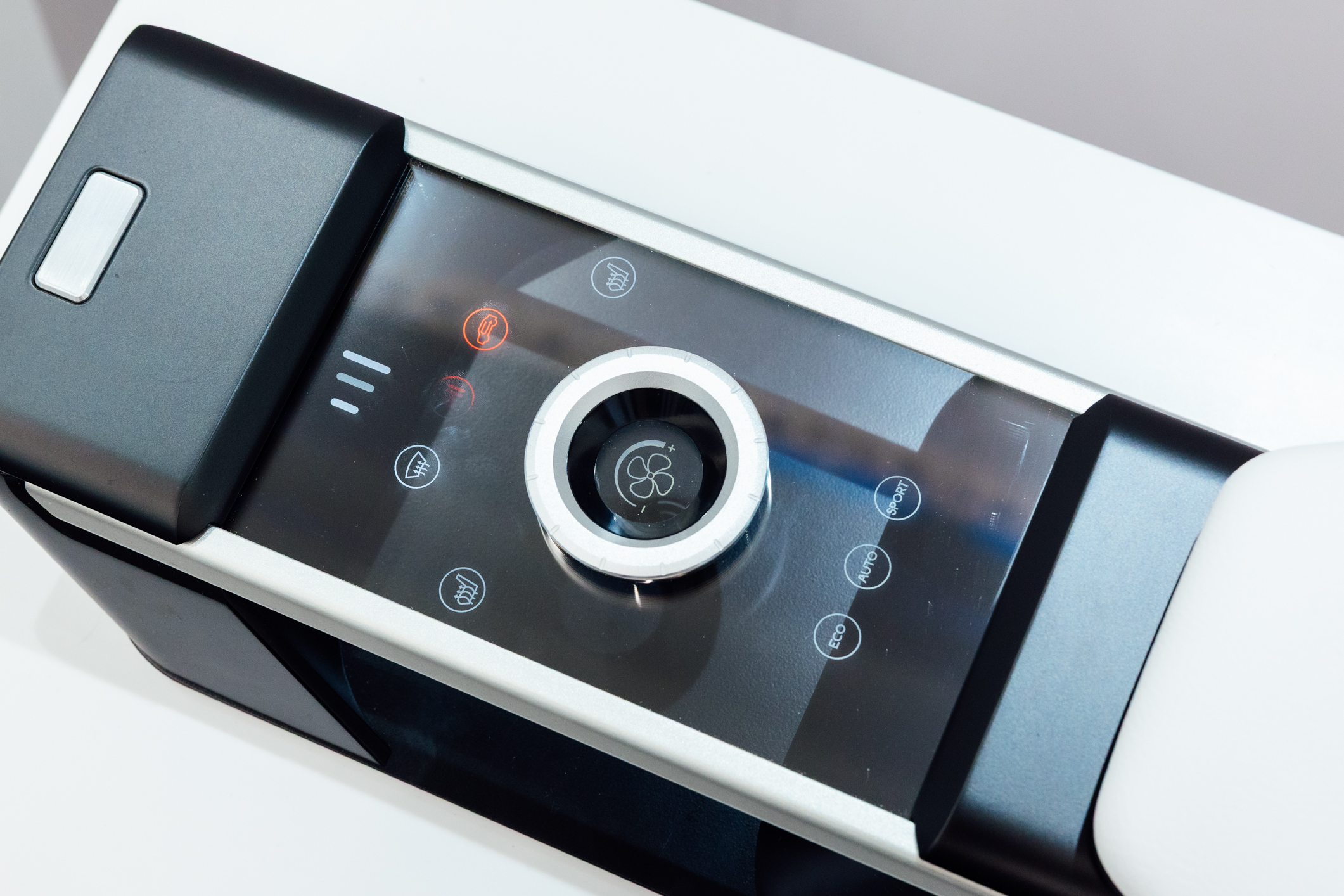 以极简设计打造的CrystalSense Console，为中央扶手区带来创新突破，将功能隐藏于简约的外观中，并采用悬浮式旋钮搭配玻璃面板与主动触觉回馈，仅在操作时才显现功能选单，提供直觉且可自定义的互动体验。